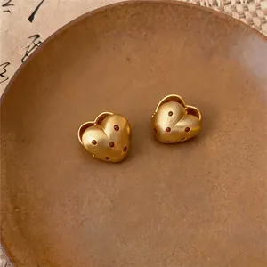 Eleganti orecchini a cuore in oro opaco con pois marroni e finitura vintage a goccia