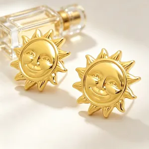 Vue macro de boucles d'oreilles soleil vintage avec finition polie plaquée or 18 carats