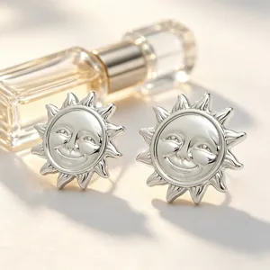 Gros plan de boucles d'oreilles soleil souriant argentées au design radieux