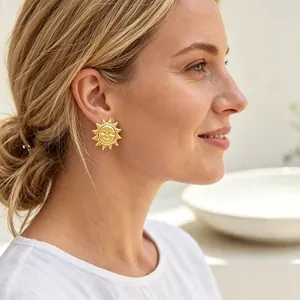 Gros plan détaillé d'un mannequin portant une boucle d'oreille soleil doré avec un visage souriant
