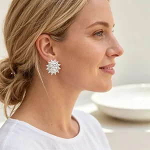 Boucles d'oreilles soleil en argent avec motif tournesol portées par un modèle