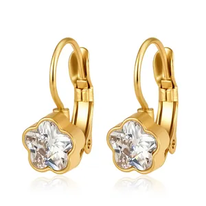 Vue détaillée de boucles d'oreilles fleur dorées avec cristaux clairs étincelants
