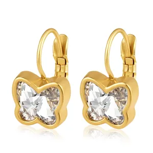 Vue détaillée de boucles d'oreilles papillon dorées avec cristaux incrustés étincelants