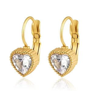 Vue détaillée de boucles d'oreilles cœur en acier doré avec cristal CZ étincelant