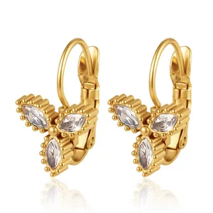 Détail de boucles d'oreilles fleurs en acier inoxydable doré avec cristaux marquise
