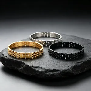 Vue détaillée de trois bracelets style montre en acier inoxydable or, argent et noir