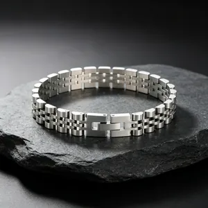 Vue détaillée du bracelet gourmette en acier titane haut de gamme avec boucle métal.
