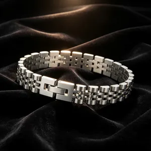 Gros plan d'un bracelet pour homme en acier titane avec fermoir à pression
