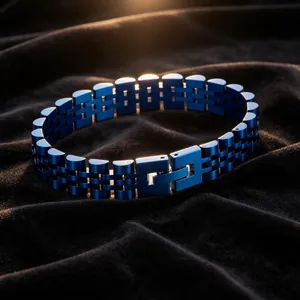 Gros plan détaillé d'un bracelet en acier titane bleu mat de style bracelet de montre