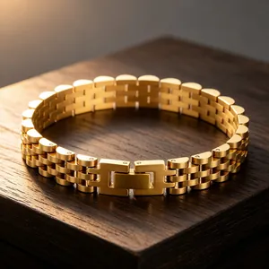 Gros plan d'un bracelet en acier inoxydable doré style montre sur surface en bois