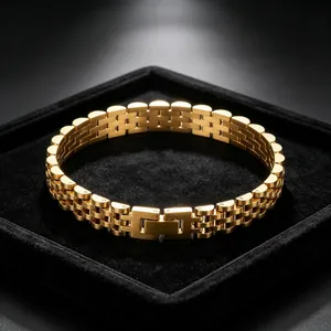 Vue détaillée d'un bracelet en acier titane doré style montre avec fermoir bijoux