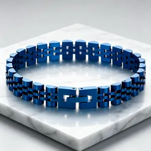 Gros plan d'un bracelet en acier inoxydable bleu à maillons jubilé pour hommes