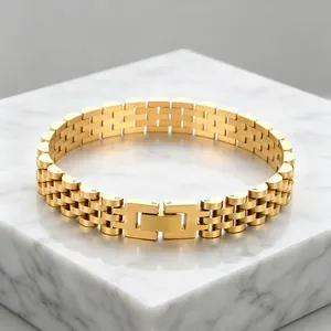 Gros plan d'un bracelet pour homme en acier titane doré style montre avec fermoir à bouton.