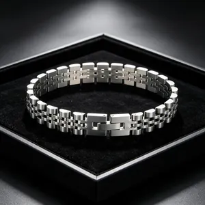 Gros plan d'un bracelet en acier inoxydable de style montre dans un coffret à bijoux noir