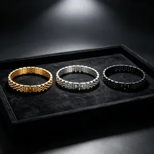 Vue détaillée des bracelets masculins en acier titane en finitions or, argent et noir