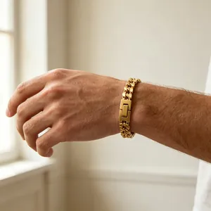 Gros plan d'un bracelet pour homme en acier titane doré avec fermoir de type bijou.