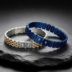 Détail de bracelets à maillons en acier bleu et bicolore sur pierre sombre