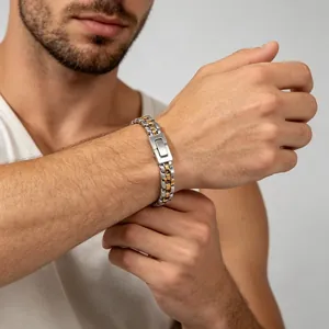 Gros plan d'un bracelet à maillons en acier titane bicolore avec fermoir à pression.