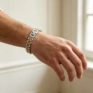 Vue détaillée d'un bracelet bicolore pour homme en acier titane avec boucle à pression