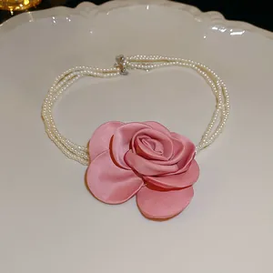 Vintage-Choker im französischen Stil mit dreilagigen Perlen und einer großen rosa Stoffrose.