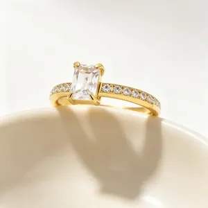 Elegante gouden roestvrijstalen ring met een grote rechthoekige zirkoon en pavé
