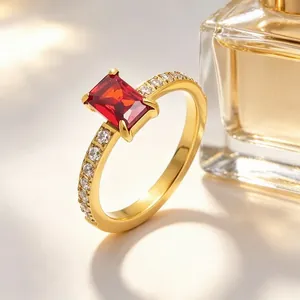 Franse luxe gouden ring met rechthoekige rode zirkoon en pavé band
