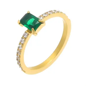 Elegante goudkleurige roestvrijstalen ring met groene zirkoon en pavé-stenen.