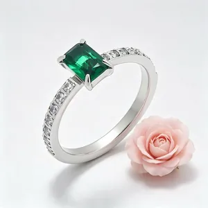 Detail van roestvrijstalen ring met smaragdgroene zirkonia en kleine diamanten ingelegd
