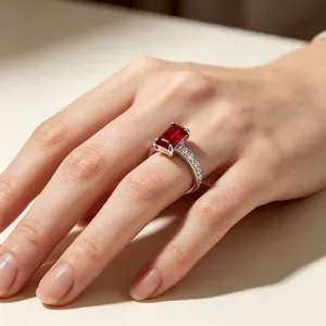 Detail van een elegante ring met rechthoekige rode steen en pavé gezette diamanten