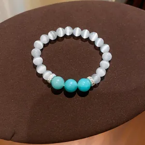 Dettaglio del bracciale con perle occhio di gatto e turchese con distanziatori in zirconia