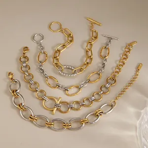 Vista dettagliata di bracciali a catena in acciaio inossidabile bicolore oro e argento con OT