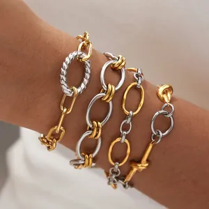 Primo piano di bracciali a catena spessa in acciaio inossidabile bicolore oro e argento