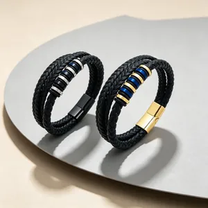 Détail de bracelets en cuir tressé double couche avec fermoirs magnétiques en acier