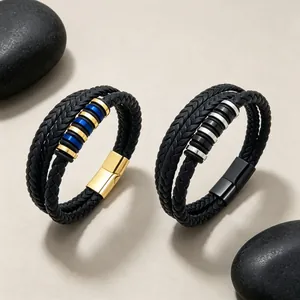 Vue détaillée de bracelets en cuir tressé double couche avec fermoirs magnétiques.