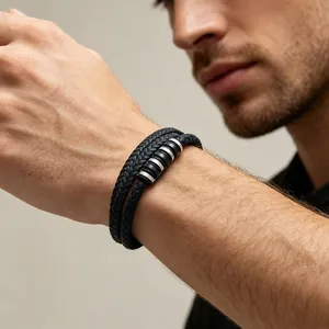 Vue détaillée d'un bracelet en cuir tressé double épaisseur pour homme avec perles