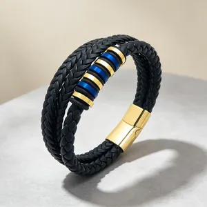 Détail des perles bleues et dorées sur bracelet en cuir tressé avec fermoir magnétique