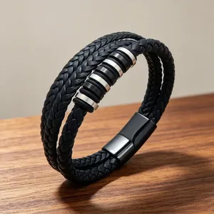 Vue détaillée d'un bracelet en cuir tressé à double épaisseur pour hommes avec fermoir