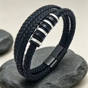 Gros plan d'un bracelet en cuir tressé noir à double couche avec fermoir aimant
