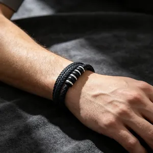 Vue détaillée du bracelet pour hommes en cuir tressé double couche avec spacers en acier