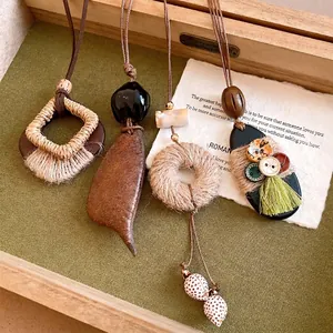Retro boheemse houten en hennep touw hanger ketting met knoopdetails voor vrouwen