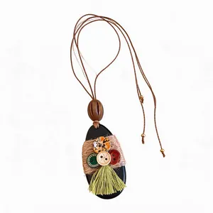 Handgemaakte bohemien ketting met knopen en kwastje aan verstelbaar bruin leren koord