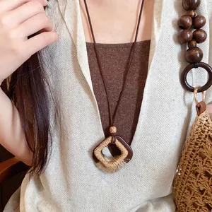 Macro-weergave van een boheemse houten en hennep touw hanger ketting met minimalistisch leer