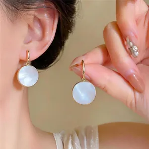 Orecchini a Pendente in Conchiglia Rotonda Stile Europeo Americano Placcati in Oro con Gancio in Acciaio Orecchini Geometrici per Donna