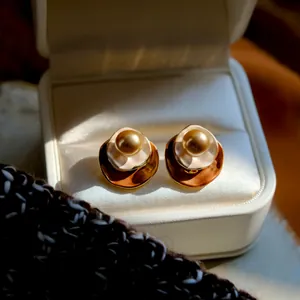 Close-up van vintage pareloorknopjes in een wit satijnen juwelendoosje