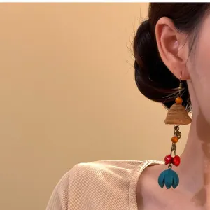 Vue détaillée de boucles d'oreilles ethniques en graines de plantes naturelles