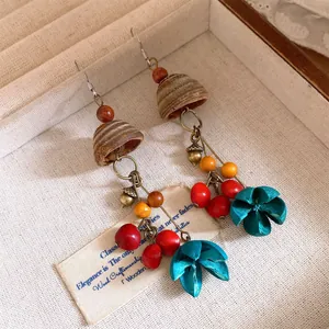 Vintage ethnische Quastenohrringe mit Holzperlen und botanischen Fruchtakzenten