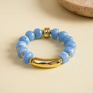Detailansicht der blauen Acrylperlen und Goldakzente auf einem elastischen Armband
