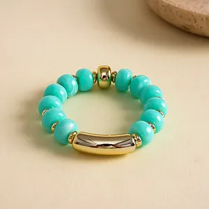 Nahaufnahme eines Vintage-Acrylperlen-Armbands im Dopamin-Stil mit goldenen Akzenten.