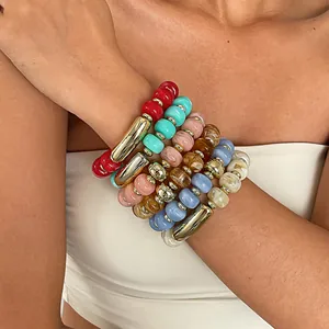 Detailansicht der bunten Dopamin-Acryl-Perlenarmbänder als elastisches Set für Damen