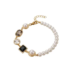 Franse stijl asymmetrische parelarmband met strass-steentjes en zwarte geometrie.
